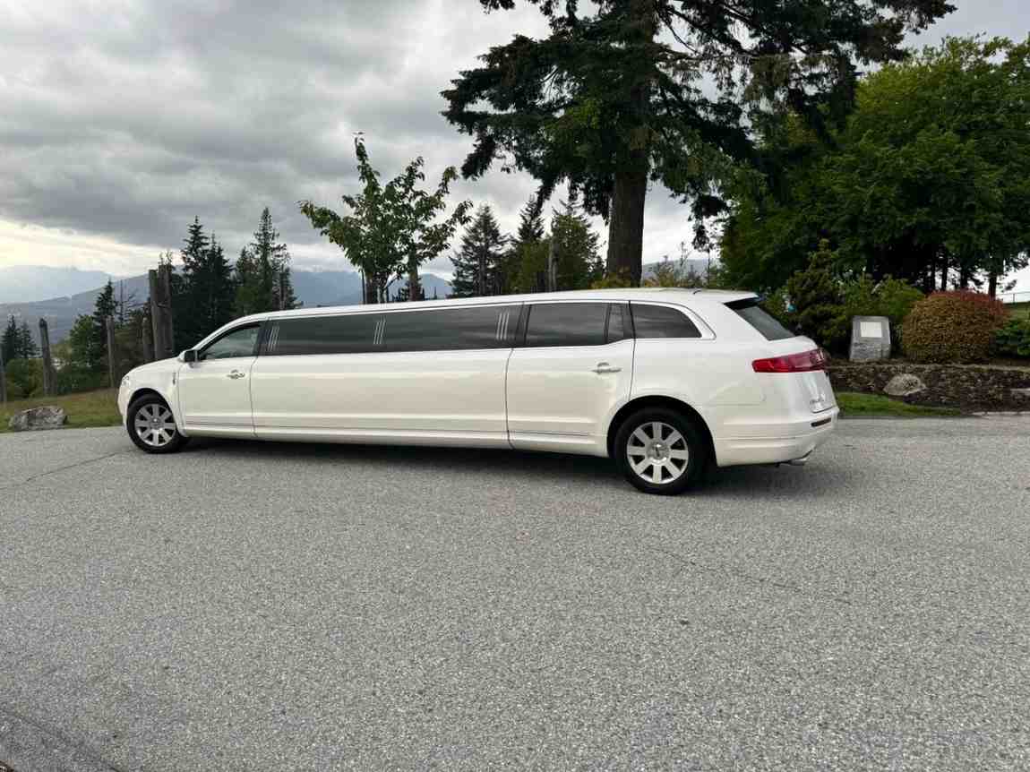 LINCOLN MKT STRETCH LIMO